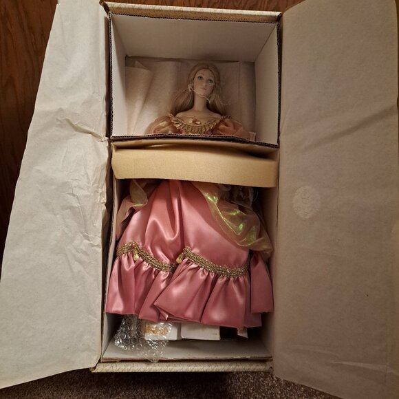 New in Box Vintage 1987 Franklin Mint Heirloom Cinderella porcelain doll. - Picture 7 of 10